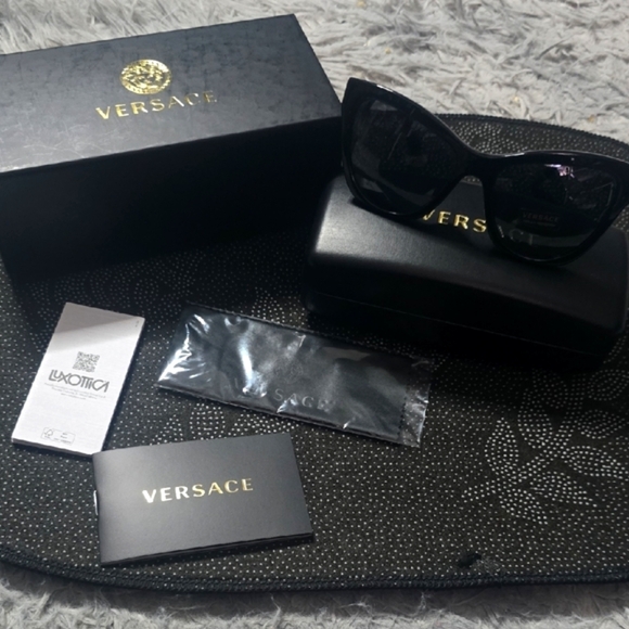 Versace Accessories - Versace Black W/ Iconic Design On Sides Women's Sunnies (NWT)(FULL INCLUSION)🖤✨